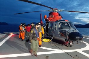 Armada desplegó complejo operativo de evacuación médica desde Puerto Edén a Puerto Natales