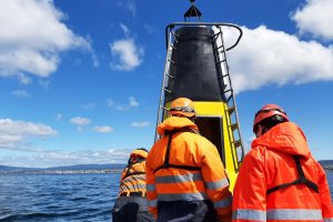 Centro Zonal de Señalización Marítima efectuó reencendido de boyas en el Estrecho de Magallanes
