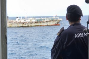 Armada de Chile realiza vigilancia a pesqueros internacionales en tránsito por el Estrecho de Magallanes