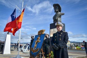 Develamiento de busto al navegante español Juan Sebastián Elcano en Punta Arenas