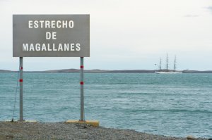 Unidades participantes en Velas Latinoamérica 2022 navegaron a través del Estrecho de Magallanes