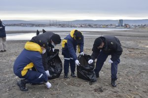 Dotaciones de Velas Latinoamérica 2022 realizaron limpieza en la costa del Estrecho de Magallanes