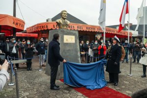 Armada de Chile entregó busto del Sargento Juan de Dios Aldea Fonseca a la ciudadanía de Chillán