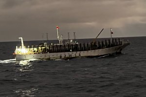 OPV “Cabo Odger” realizó operación de fiscalización pesquera oceánica a más de 1.660 kilómetros al oeste de Iquique