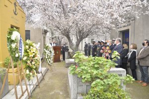 Armada de Chile rindió homenaje en mausoleo del Piloto Luis Pardo