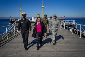 Ministra de Defensa Nacional realizó su primera visita al museo flotante Huáscar valorando el significado histórico que tiene para Chile