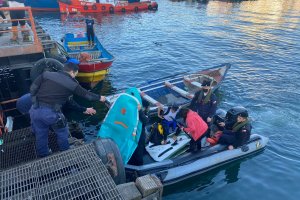 Dotación de la Capitanía de Puerto de San Vicente rescató a dos deportistas náuticos en Caleta Lenga 