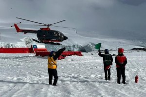 Armada de Chile trasladó personal y carga del SHOA desde Base Naval Antártica “Arturo Prat”