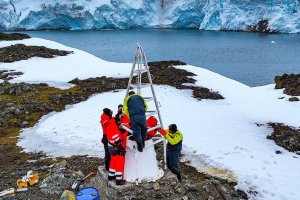 Con -5 grados personal de la Armada realizó tareas de renovación de señalización marítima en la Antártica
