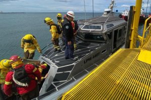 Armada de Chile trasladó a personal de CONAF para combatir incendio en sector de faro San Isidro