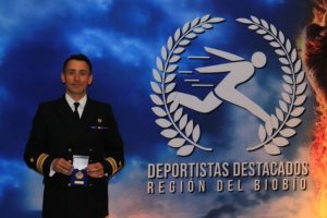 Oficial de la Armada recibió reconocimiento como uno de los deportistas destacados de la región del BioBío