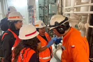 Autoridad Marítima realiza muestreo de agua de lastre a bordo del buque “Antofagasta Express”