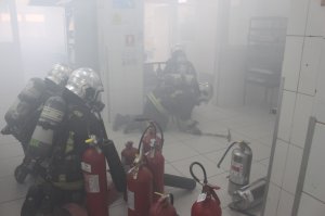 Base Naval “Punta Arenas” efectuó ejercicio de control de incendios con el apoyo del Cuerpo de Bomberos