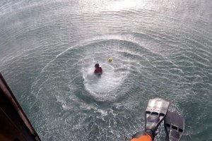 Personal Naval rescató en la playa de Huayquique a una persona en peligro de inmersión 