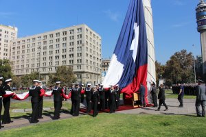 Mes del Mar 2024: Armada de Chile efectúa izamiento de la Gran Bandera del Bicentenario