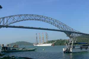 Buque Escuela “Esmeralda” cruza el Canal de Panamá y viaja rumbo a Curazao