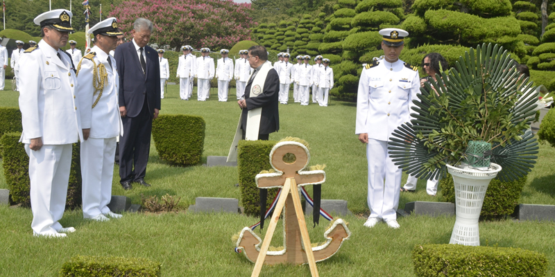 Dotación “Esmeralda” realizó ofrenda en memoria del Sargento Abel Isaule Green Dotación “Esmeralda” realizó ofrenda en memoria del Sargento Abel Isaule Green