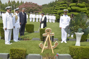 <p>Dotación “Esmeralda” realizó ofrenda en memoria del Sargento Abel Isaule Green</p>