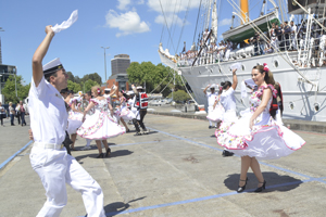 <p>Buque Escuela fue recibido en Sídney con pie de cueca</p>