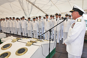 <p>Comandante en Jefe de la Armada visita por primera vez a la “Esmeralda” en el extranjero</p>