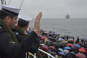 <p>Bajo la lluvia la "Dama Blanca" inició su 62º Crucero de Instrucción</p>