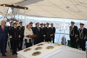 <p>Presidenta Michelle Bachelet despidió al Buque Escuela “Esmeralda” en Valparaíso</p> <p>Presidenta Michelle Bachelet despidió al Buque Escuela “Esmeralda” en Valparaíso</p>