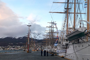 Buque Escuela "Esmeralda" arriba a Ushuaia y realiza intercambios de dotación durante el viaje