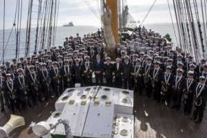 <p>Ministro de Defensa despidió a la dotación del Buque Escuela "Esmeralda"</p>