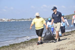 <p>Casi 1 kilo y medio de basura por persona recolectó la dotación de la “Esmeralda” en Bali</p>