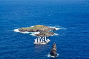 <p>Buque Escuela “Esmeralda” recaló en Rapa Nui</p>