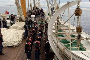 <p>109 grumetes realizaron un embarco profesional a bordo del Buque Escuela “Esmeralda”</p>