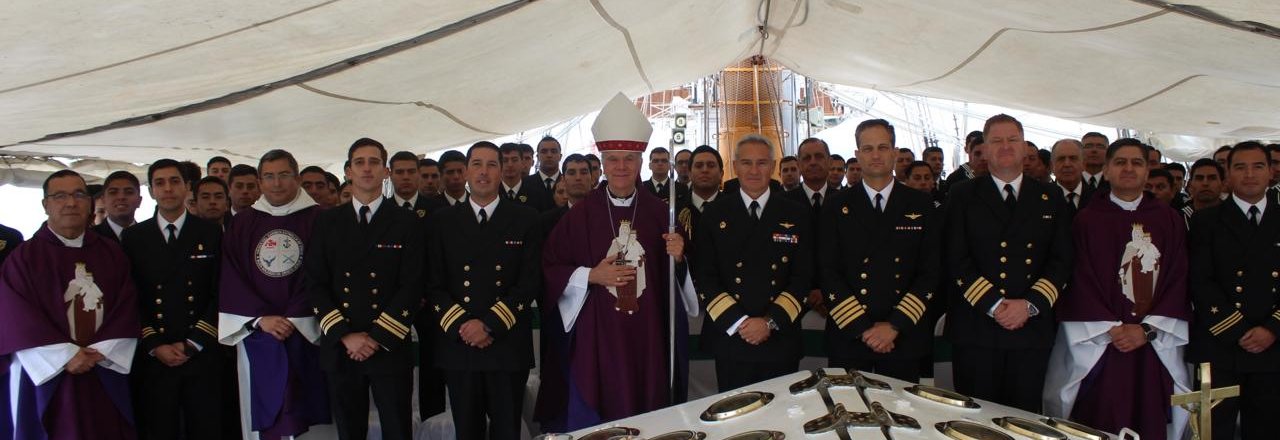 <p>Buque Escuela (BE) “Esmeralda” participa en misa de despedida a bordo</p>