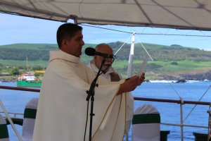 <p>Buque Escuela (BE) “Esmeralda” celebra Misa de Resurrección en Rapa Nui</p>