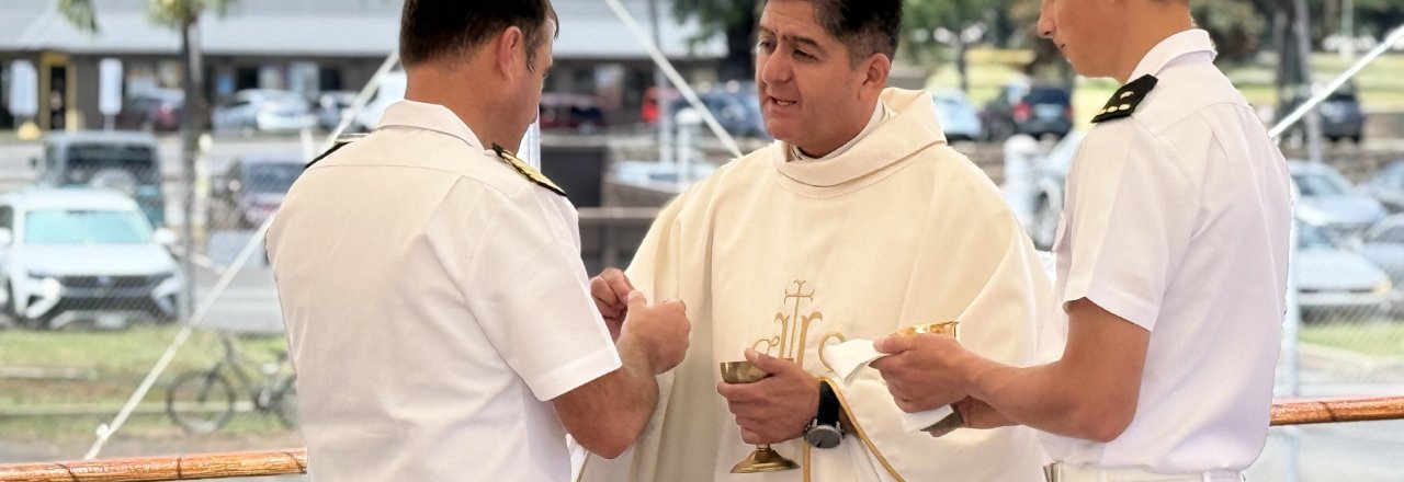 <p>Buque Escuela (BE) “Esmeralda” realiza misa a bordo en la Base Pearl Harbor</p>