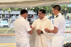 <p>Buque Escuela (BE) “Esmeralda” realiza misa a bordo en la Base Pearl Harbor</p>