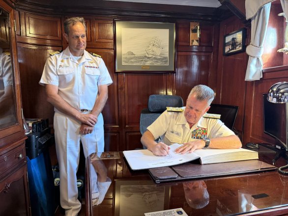<p>Buque Escuela (BE) “Esmeralda” recibe al Comandante en Jefe del Comando Indo-Pacífico de la Armada de Estados Unidos</p>