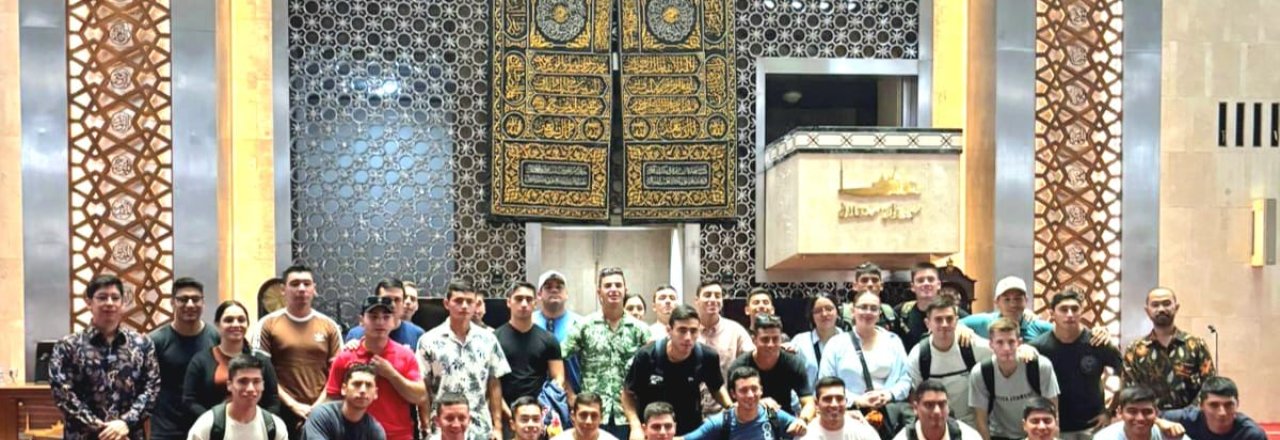 <p>Delegación del Buque Escuela (BE) “Esmeralda” visita la mezquita más grande del Sudeste Asiático</p>