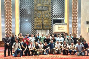 <p>Delegación del Buque Escuela (BE) “Esmeralda” visita la mezquita más grande del Sudeste Asiático</p>