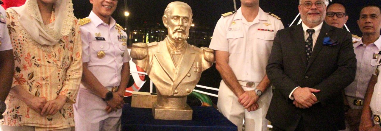 <p>Buque Escuela (BE) “Esmeralda” entrega busto de Prat a la Academia Naval de Indonesia</p>
