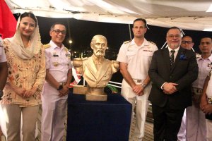 <p>Buque Escuela (BE) “Esmeralda” entrega busto de Prat a la Academia Naval de Indonesia</p>