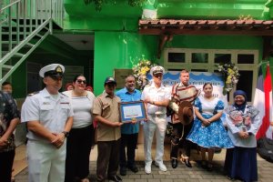 <p>Buque Escuela (BE) “Esmeralda” visita Escuela “República de Chile” en Yakarta</p>