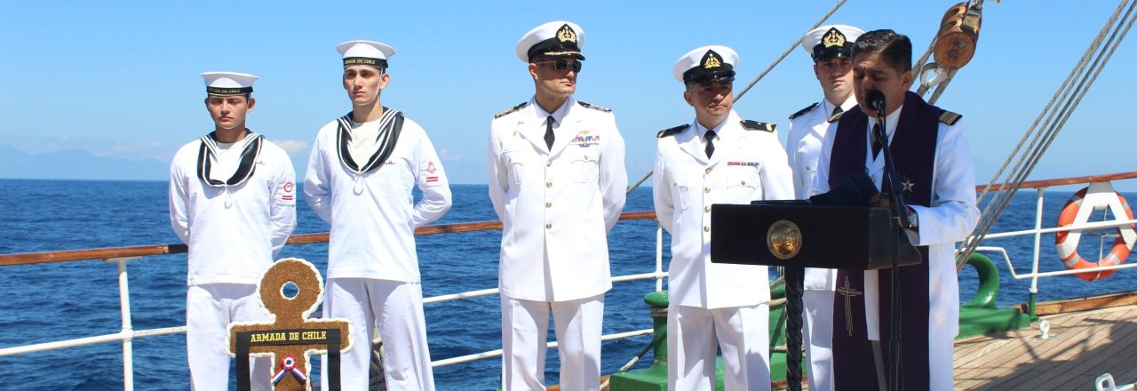 <p>Buque Escuela (BE) “Esmeralda” realiza ofrenda floral a dotación de submarino accidentado en Indonesia</p>