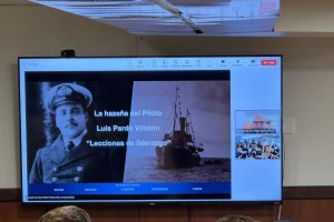 <p>Guardiamarinas del Buque Escuela (BE) “Esmeralda” participan en videoconferencia con el Centro Naval de Liderazgo</p>