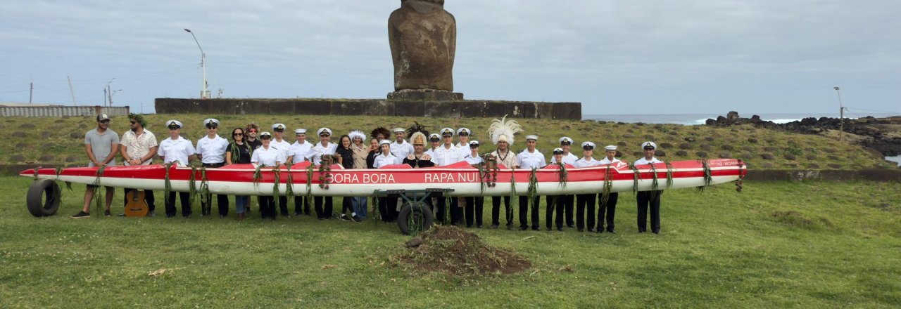 <p>De Papeete a Rapa Nui: Buque Escuela (BE) “Esmeralda” traslada canoas para Panamericano de canotaje polinésico</p>