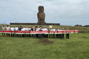 <p>De Papeete a Rapa Nui: Buque Escuela (BE) “Esmeralda” traslada canoas para Panamericano de canotaje polinésico</p>